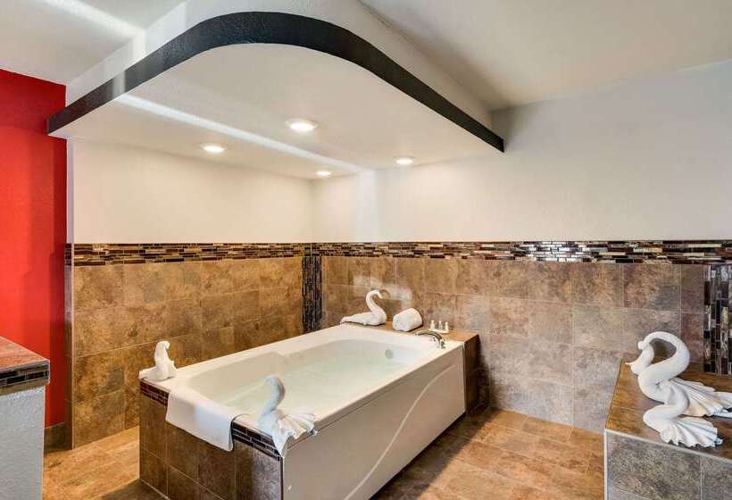 هتل Clarion Inn & Suites Russellville I40