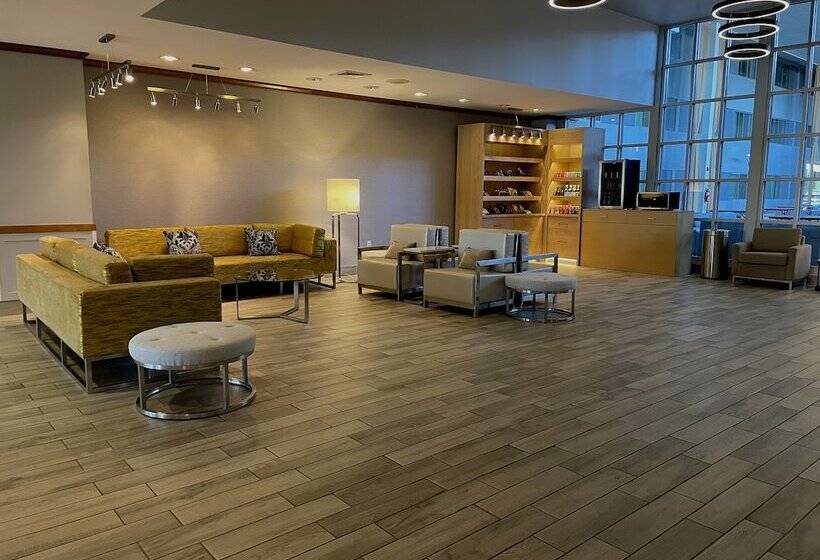 هتل Clarion Milwaukee Airport