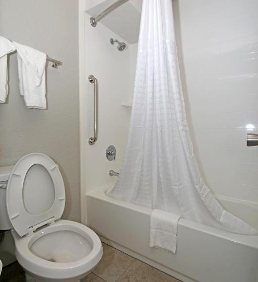 בית מלון כפרי Clarion Pointe Statesville