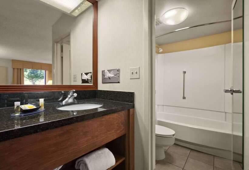 هتل Days Inn By Wyndham Las Cruces