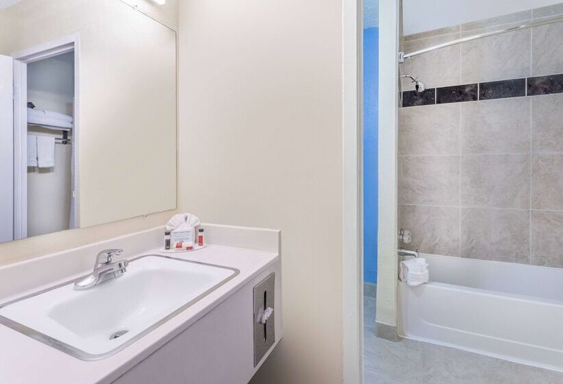 هتل Days Inn & Suites By Wyndham Clovis
