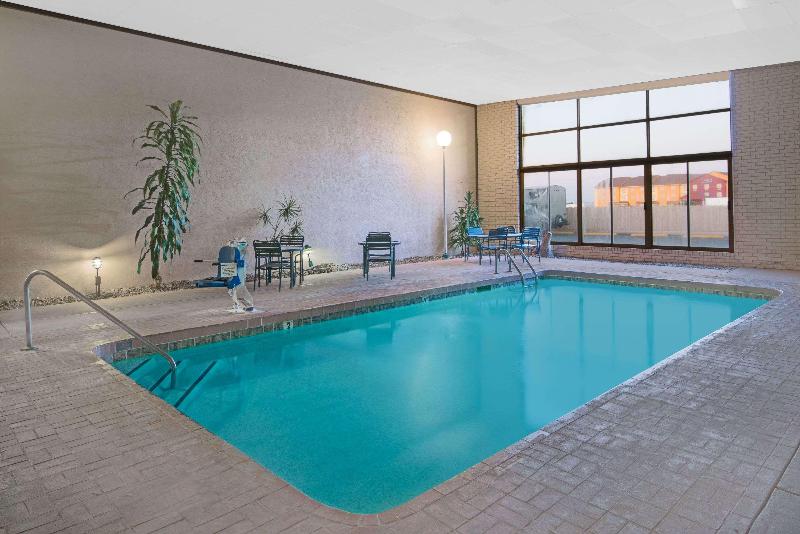 هتل Days Inn & Suites By Wyndham Clovis