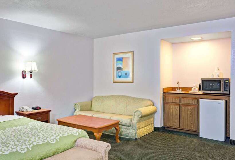 בית מלון כפרי Days Inn & Suites By Wyndham Fullerton