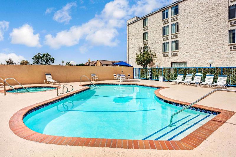 בית מלון כפרי Days Inn & Suites By Wyndham Fullerton