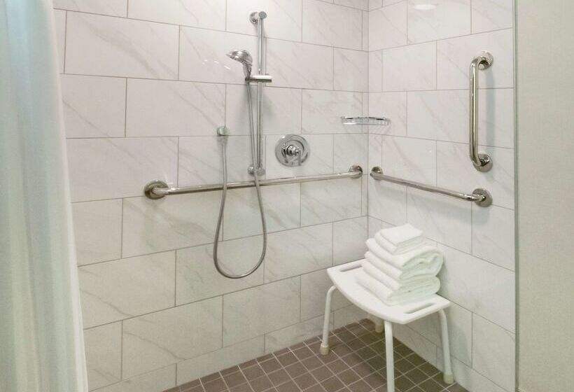 فندق Doubletree By Hilton Jamestown