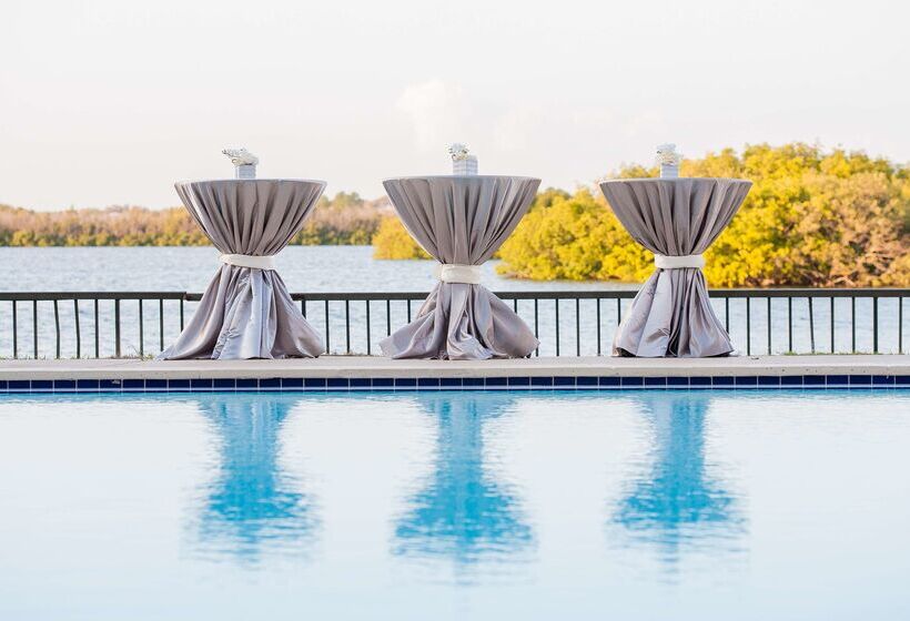 בית מלון כפרי Doubletree By Hilton Tampa Rocky Point Waterfront