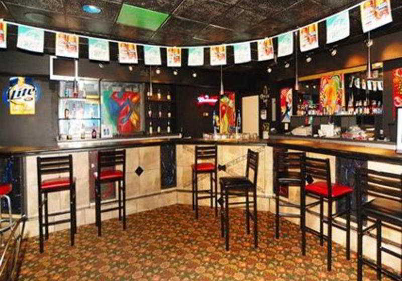 هتل Econo Lodge Inn & Suites