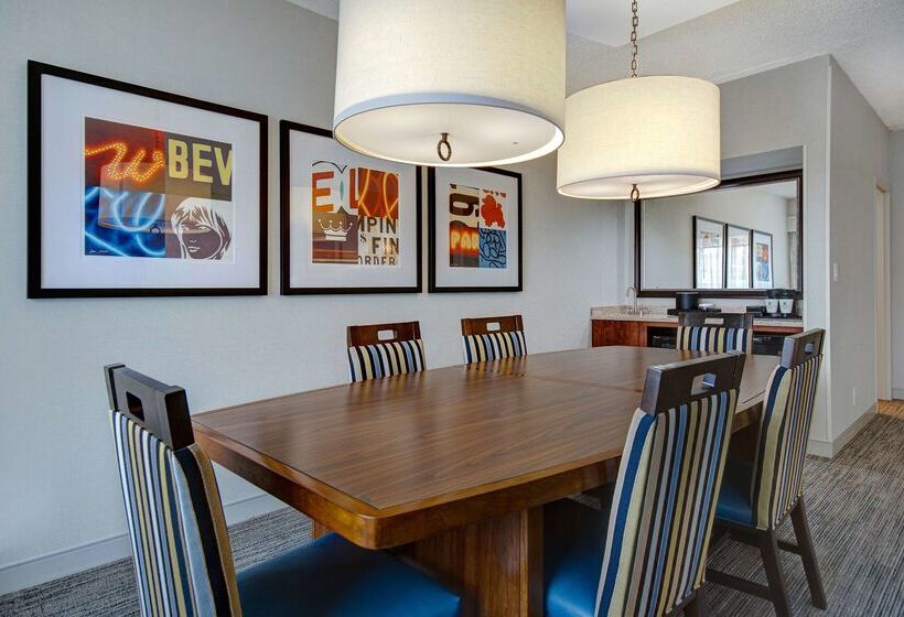 هتل Embassy Suites By Hilton Detroit Metro Airport