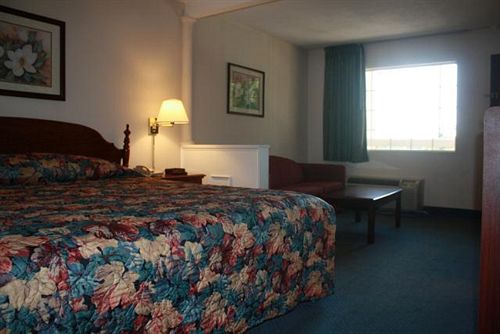 Отель Gainesville Inn & Suites