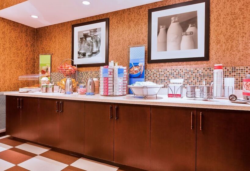 בית מלון כפרי Hampton Inn Hendersonville