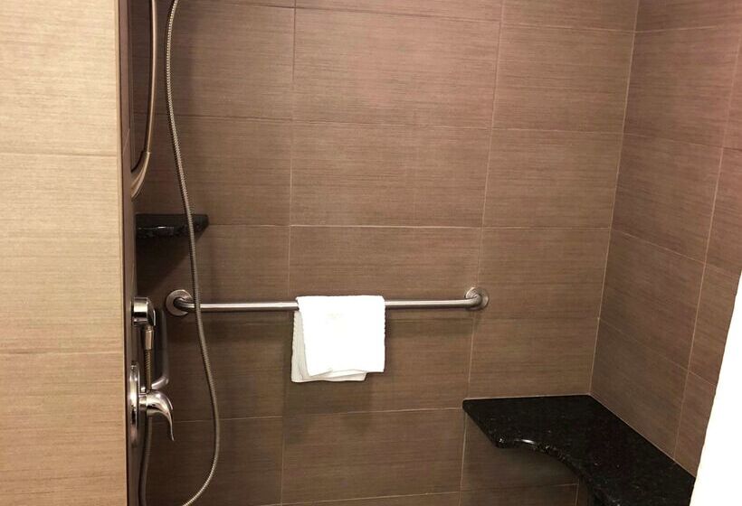 هتل Doubletree By Hilton Akron Fairlawn