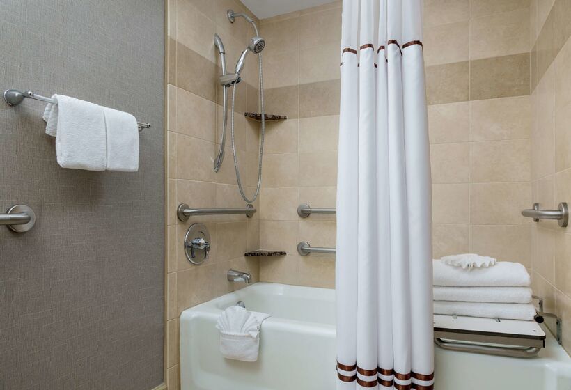 هتل Hilton Charlotte University Place