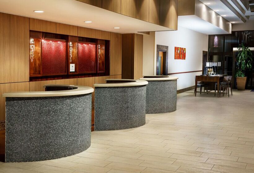 هتل Hilton Charlotte University Place