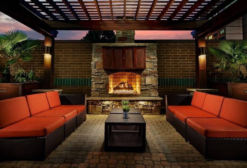 هتل Hilton Charlotte University Place