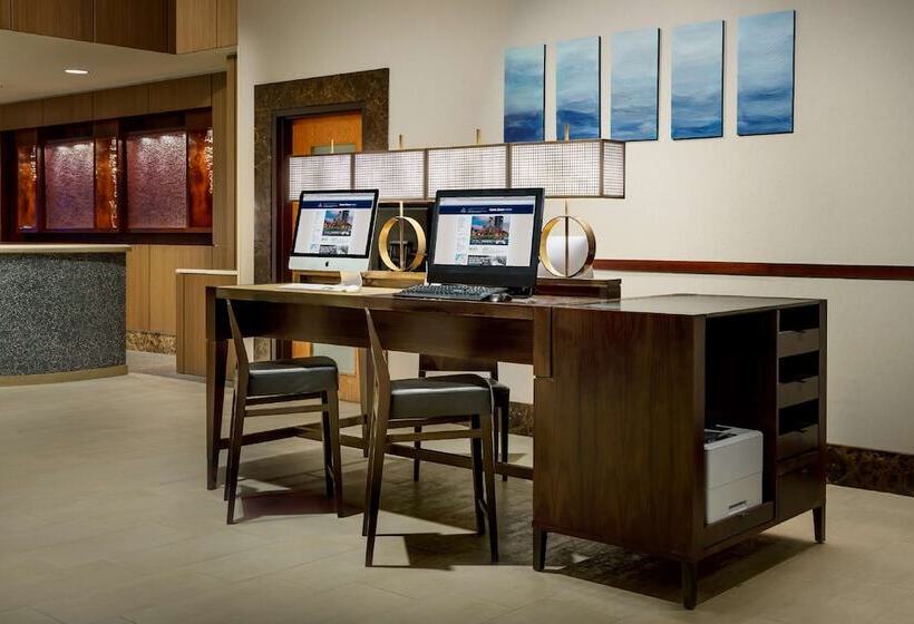هتل Hilton Charlotte University Place