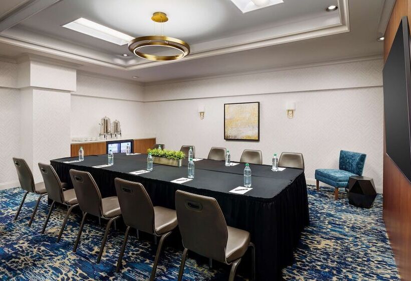 هتل Hilton Charlotte University Place