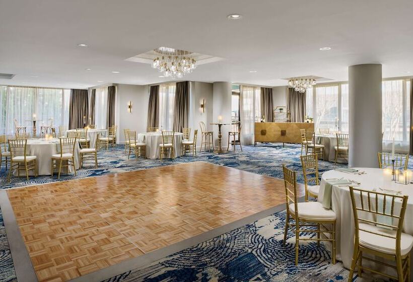 هتل Hilton Charlotte University Place
