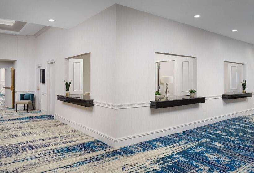 هتل Hilton Charlotte University Place