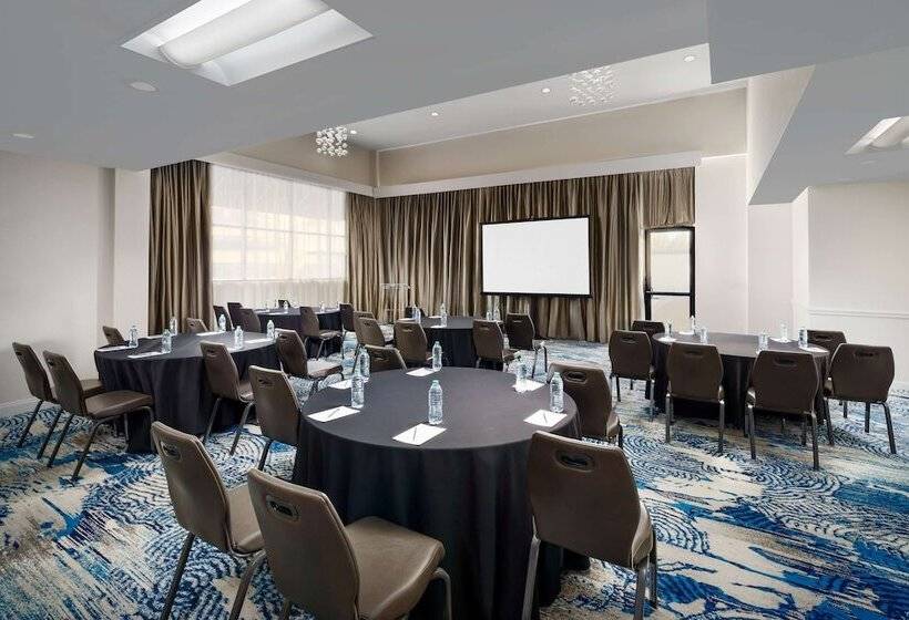 هتل Hilton Charlotte University Place