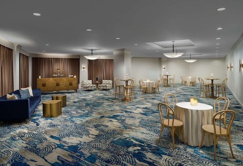هتل Hilton Charlotte University Place