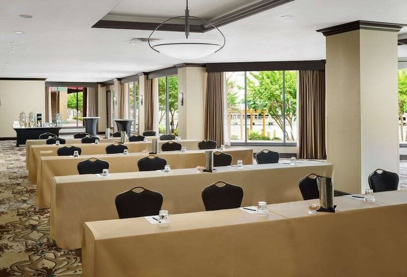 هتل Hilton Charlotte University Place
