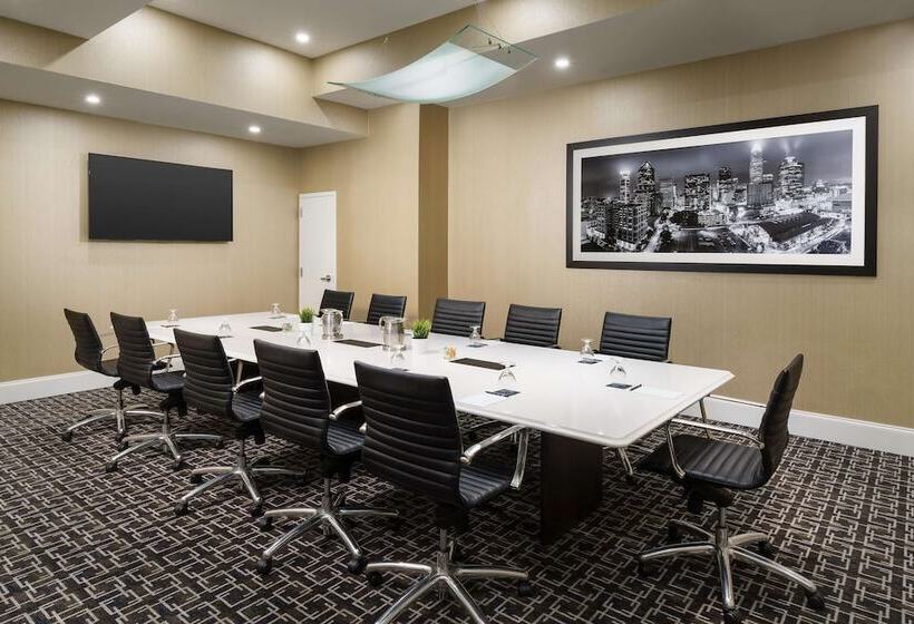 هتل Hilton Charlotte University Place