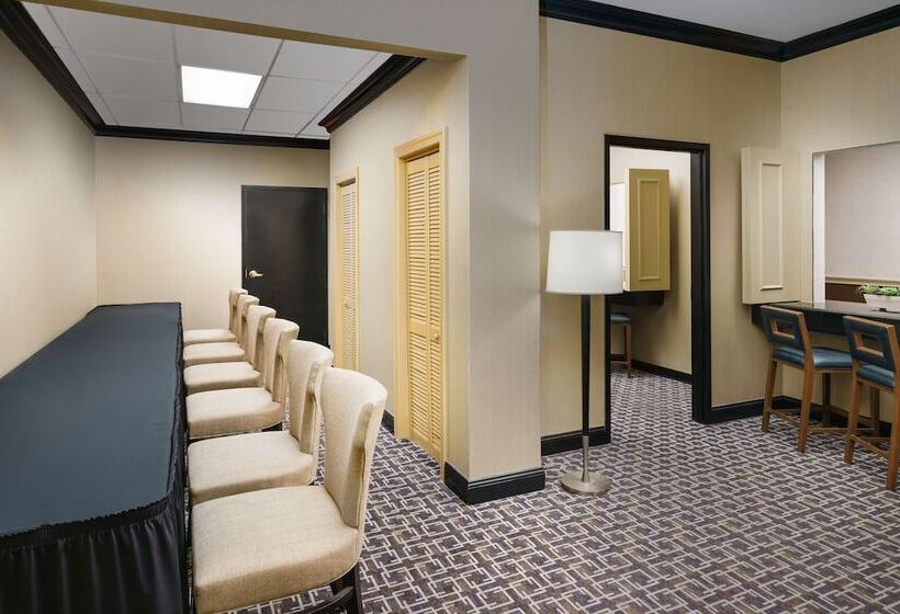 هتل Hilton Charlotte University Place