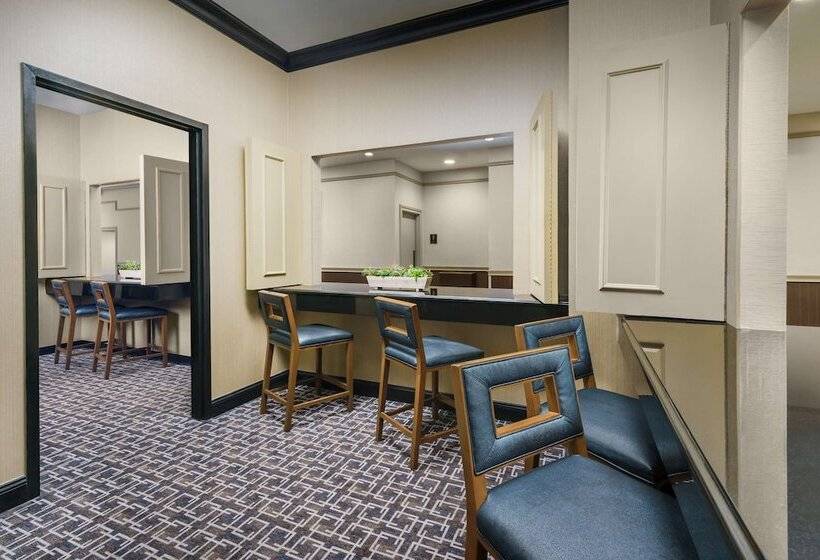 هتل Hilton Charlotte University Place
