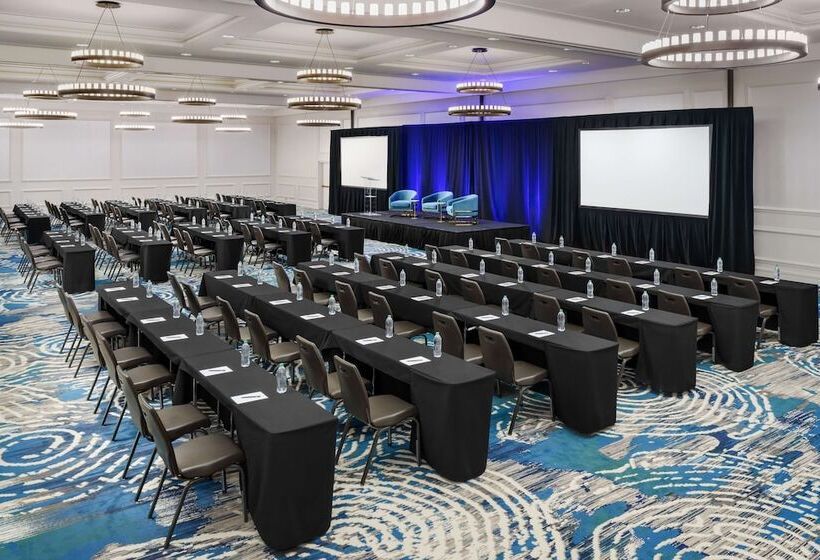 هتل Hilton Charlotte University Place