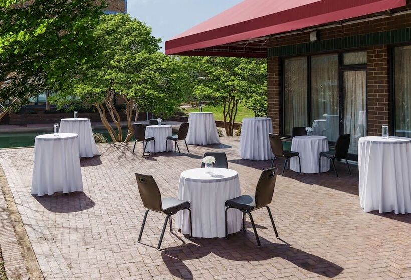 هتل Hilton Charlotte University Place