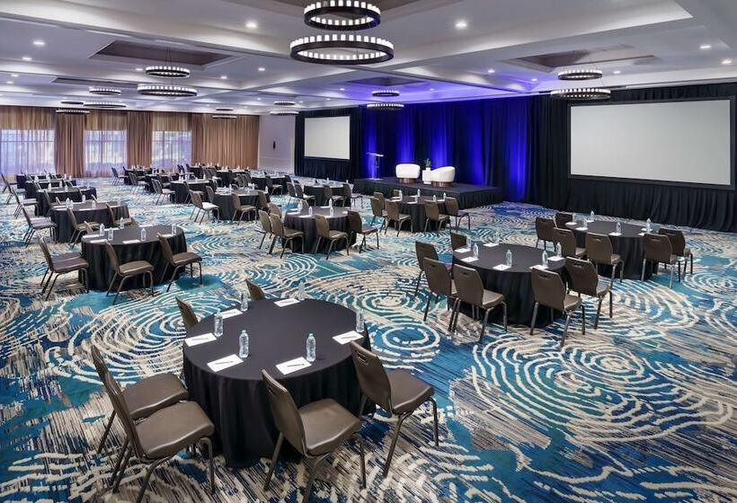 هتل Hilton Charlotte University Place