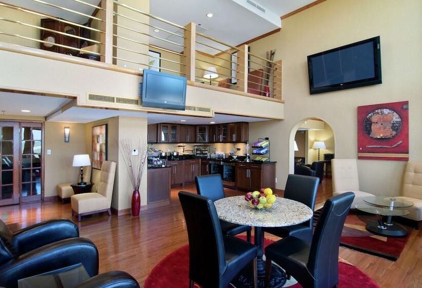 هتل Hilton Charlotte University Place