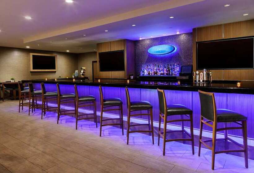 هتل Hilton Charlotte University Place