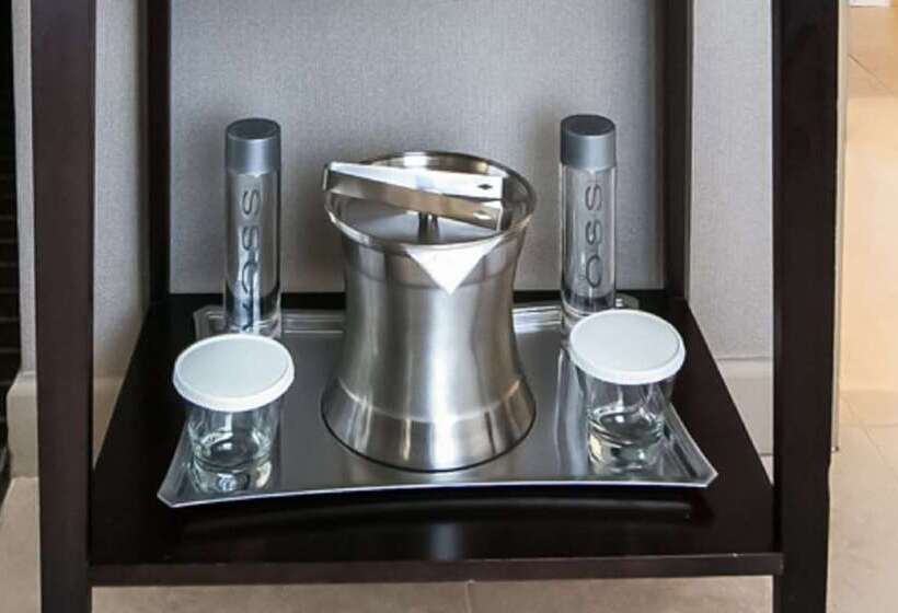 هتل Hilton Charlotte University Place