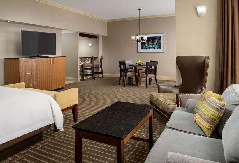 هتل Hilton Charlotte University Place