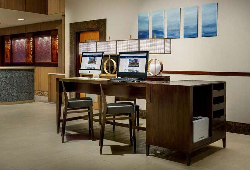 هتل Hilton Charlotte University Place