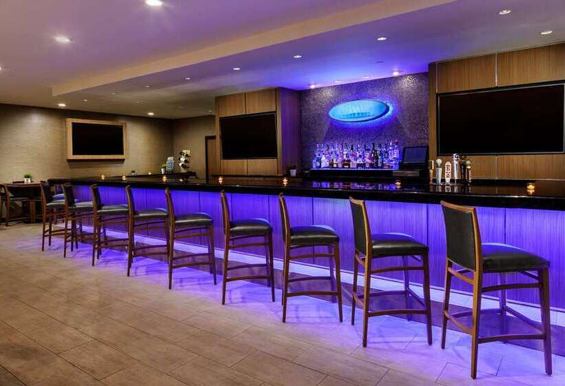 هتل Hilton Charlotte University Place