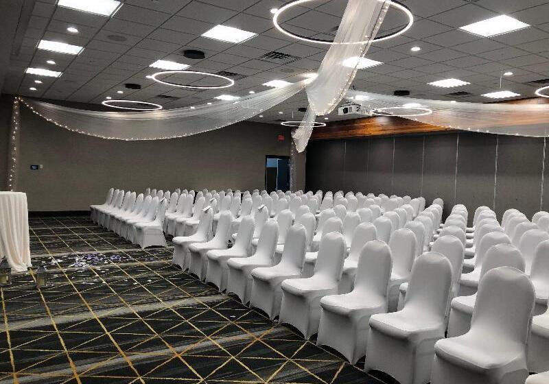 هتل Holiday Inn & Suites St. Cloud, An Ihg