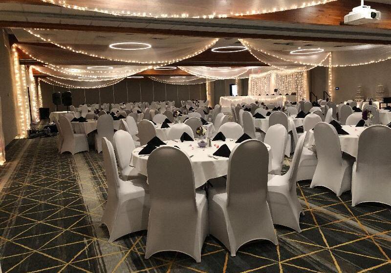 هتل Holiday Inn & Suites St. Cloud, An Ihg