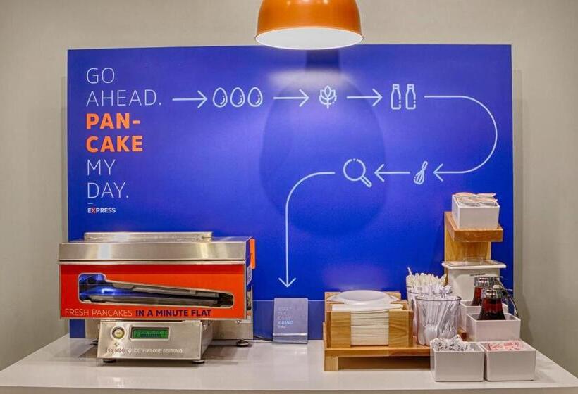 Holiday Inn Express Hotel & Suites Paris, An Ihg