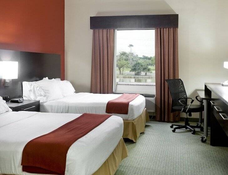 هتل Holiday Inn Express  And Suites Brownsville