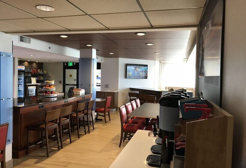 هتل Holiday Inn Express Memphis Medical Center   Midtown, An Ihg