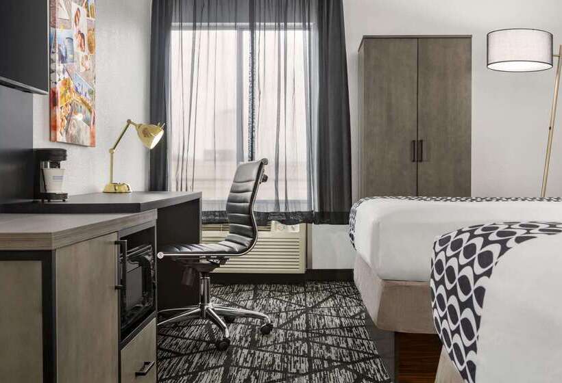 Hotel La Quinta By Wyndham Cleveland Airport West
