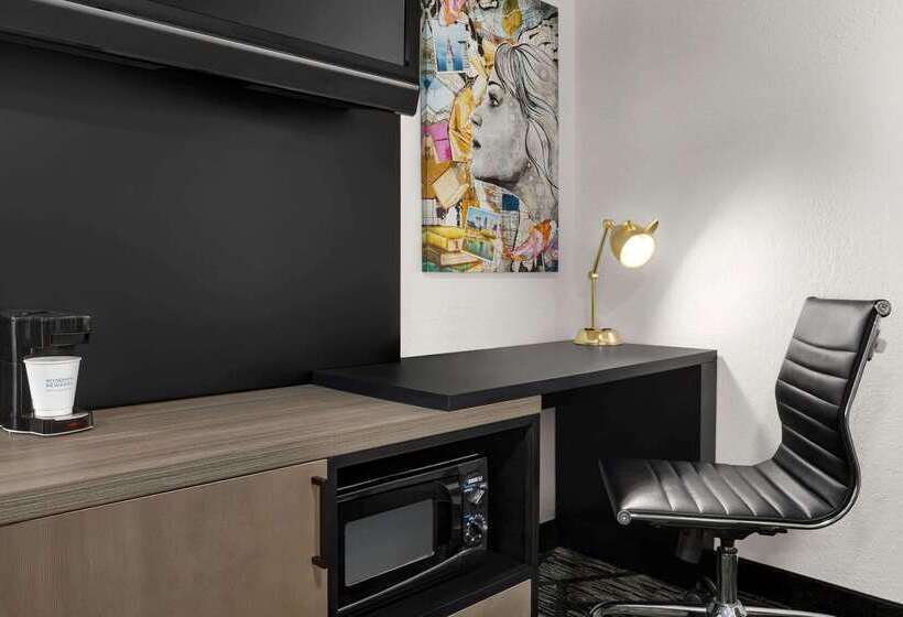 هتل La Quinta By Wyndham Cleveland Airport West