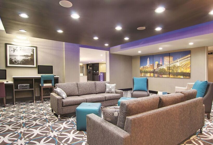 هتل La Quinta By Wyndham Cleveland Airport West