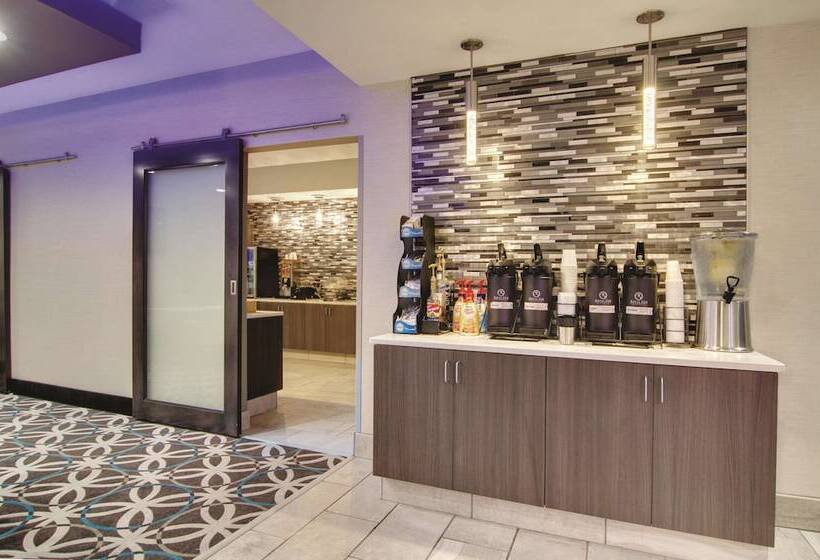 هتل La Quinta By Wyndham Cleveland Airport West
