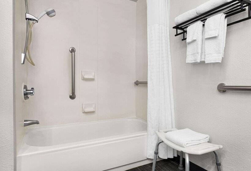 هتل La Quinta By Wyndham Cleveland Airport West