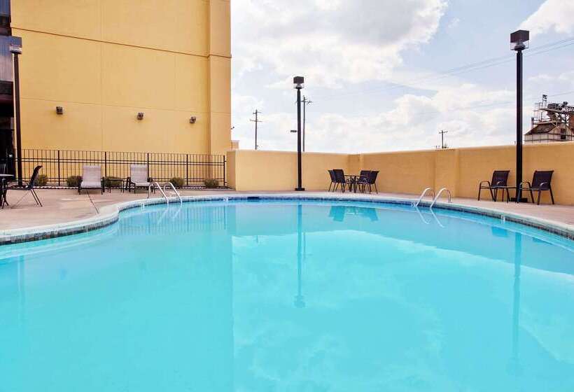 هتل La Quinta By Wyndham Memphis Airport Graceland