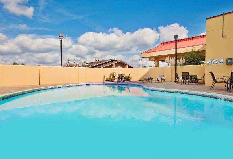 هتل La Quinta By Wyndham Memphis Airport Graceland