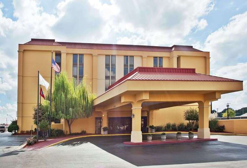 هتل La Quinta By Wyndham Memphis Airport Graceland